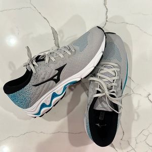 New Mizuno Wave Inspire 16 Wavekit Tennis Shoe Size 10.5. Grey, Turquoise, Black
